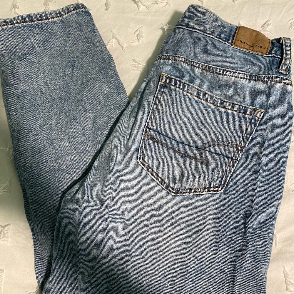 American Eagle - light washed mom jeans